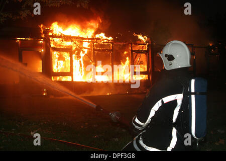 21. Dezember 2006 - Leiden, Niederlande - Feuerwehr (historisch, Feuerwehr) sind umfassend ausgebildet, in erster Linie um gefährliche Brände löschte, die Zivilbevölkerung und Eigentum, um Menschen aus Auto Vorfälle, zusammengebrochen und brennenden Gebäuden und anderen solchen Situationen retten bedrohen Retter. Die zunehmende Komplexität der modernen industrialisierten Lebens mit einer Zunahme des Ausmaßes der Gefahr Stockfoto