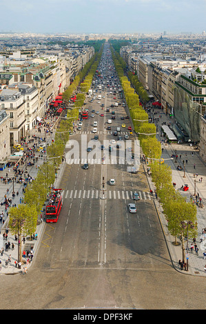 Avenue des Champs-Élysées von oben des Arc de Triomphe Paris Stockfoto