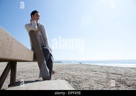 Reife Frau am Newport Beach, Kalifornien, USA Stockfoto