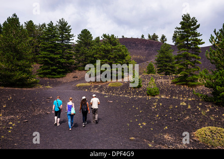 Touristen erkunden einer alten Lavastrom von einem Ausbruch des Vulkan Mount Etna, UNESCO-Weltkulturerbe, Sizilien, Italien, Europa Stockfoto