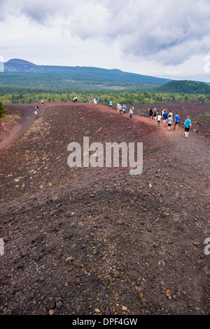 Touristen erkunden einer alten Lavastrom von einem Ausbruch des Vulkan Mount Etna, UNESCO-Weltkulturerbe, Sizilien, Italien, Europa Stockfoto