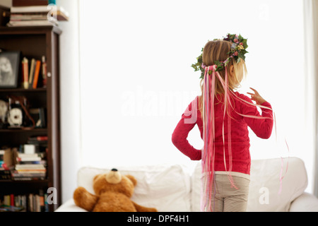 Junge Mädchen tragen Efeu und Farbband Kopfschmuck Stockfoto