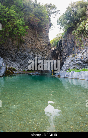 Alcantara-Fluss, der durch die Alcantara-Schlucht am Vulkan Mount Etna, UNESCO-Weltkulturerbe, Sizilien, Italien, Europa Stockfoto