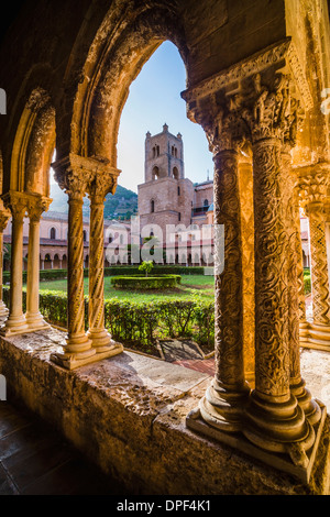 Monreale Kathedrale (Duomo di Monreale), Spalten in den Innenhofgärten, Monreale, in der Nähe von Palermo, Sizilien, Italien, Europa Stockfoto