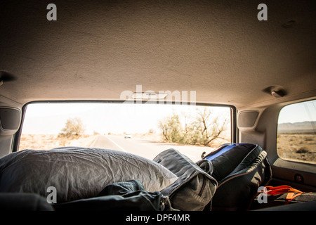 Rückansicht von Twentynine Palms Highway, Wildwasser, Kalifornien, USA Stockfoto