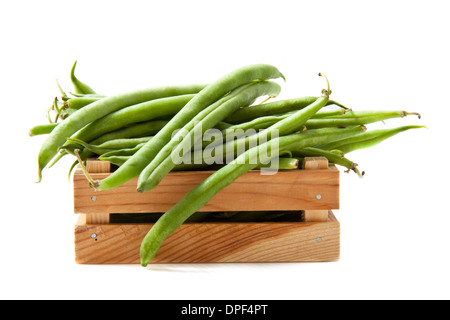 Grüne Bohnen in einer Box isoliert auf weiß Stockfoto