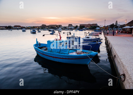 Angelboote/Fischerboote bei Sonnenuntergang im Fischerhafen von Marzamemi, Süd-Ost-Sizilien, Italien, Mittelmeer, Europa Stockfoto