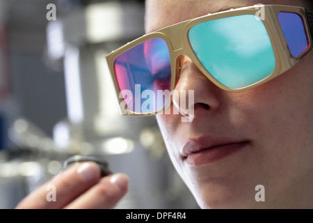 Nahaufnahme der Wissenschaftlerin, die Probe im Labor untersucht Stockfoto