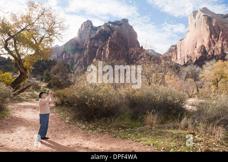 Ältere Frau fotografieren Ansicht im Zion Nationalpark, Utah, USA Stockfoto