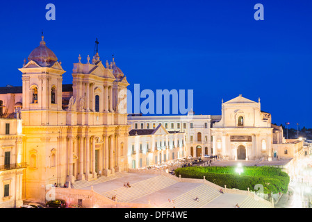 St. Nicholas Cathedral und Kirche von San Salvatore in Piazza del Municipio in der Nacht, Noto, UNESCO Website, Sizilien, Italien Stockfoto