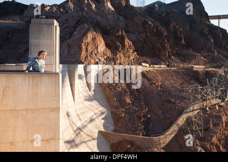 Ältere Frau mit Blick vom Hoover Dam, Nevada, USA Stockfoto
