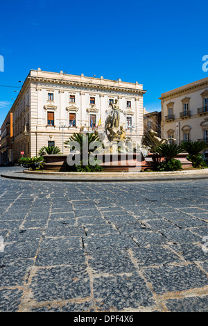 Brunnen von Artemis in Archimedes Platz (Piazza Archimede), Ortigia (Ortygia), Syrakus (Siracusa), UNESCO-Website, Sizilien, Italien. Stockfoto