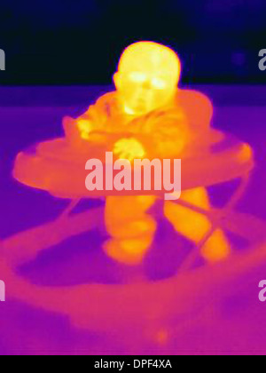 Wärmebild eines sechsmonatigen Baby Boy mit Lauflernhilfe Stockfoto