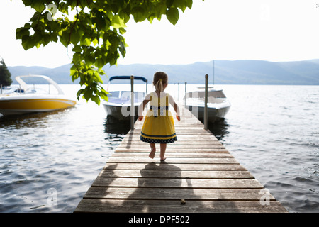 Weiblichen Kleinkind erkunden Pier, Silver Bay, New York, USA Stockfoto