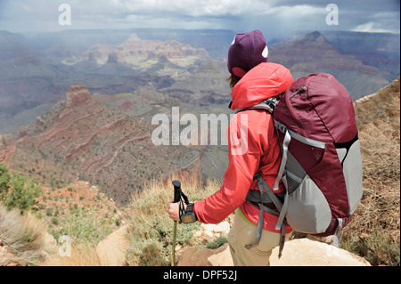 Weibliche Wanderer mit Blick auf den Grand Canyon, Flagstaff, Arizona, USA Stockfoto