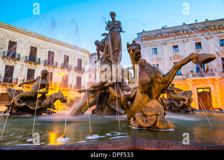 Brunnen der Artemis auf Archimedes Platz (Piazza Archimede) in der Nacht, Ortigia (Ortygia), Syrakus, UNESCO Website, Sizilien, Italien Stockfoto