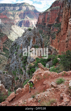 Weibliche Backpacker Wandern Grand Canyon, Flagstaff, Arizona, USA Stockfoto