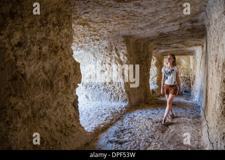 Touristische Erkundung des Tunnels an die griechischen Ruinen, Eurialo Casle (Castello Eurialo), Syrakus (Siracusa), Sizilien, Italien, Europa Stockfoto