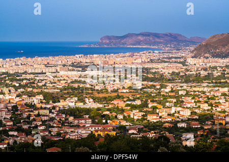 Stadtbild von Palermo (Palermu) und der Küste von Sizilien, gesehen von Monreale, Sizilien, Italien, Mittelmeer, Europa Stockfoto