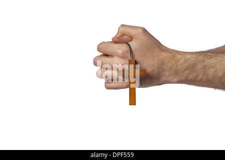 Männlichen Händen mit hölzernen Kreuz auf weißem Hintergrund Stockfoto