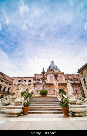 Pretoria Brunnen, Pretoria Platz (Piazza) mit Kuppel der Kirche von Santa Caterina in Hintergrund, Palermo, Sizilien, Italien, Europa Stockfoto