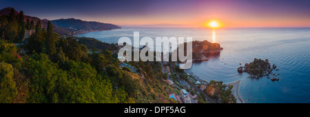 Die sizilianische Küste bei Sonnenaufgang, zeigt Isola Bella Strand, Taormina, Sizilien, Italien, Mittelmeer, Europa Stockfoto