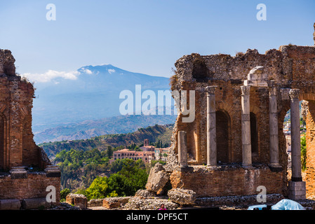 Teatro Greco (griechisches Theater), Ruinen der Spalten am Amphitheater und Vulkan Ätna, Taormina, Sizilien, Italien, Europa Stockfoto