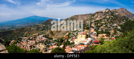 Taormina und Castelmola auf der rechten Seite mit Ätna auf Distanz, Sizilien, Italien, Europa Stockfoto