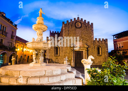 Piazza del Duomo in der Nacht, mit der Kirche San Nicola (Festung Kathedrale) und die berühmten Brunnen, Taormina, Sizilien, Italien Stockfoto