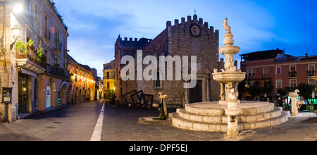 Piazza del Duomo in der Nacht, mit der Kirche San Nicola (Festung Kathedrale) und die berühmten Brunnen, Taormina, Sizilien, Italien Stockfoto