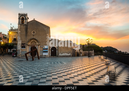 Kirche St. Augustine, Sunrise in Piazza IX Aprile, Corso Umberto, der Hauptstraße in Taormina, Sizilien, Italien, Europa Stockfoto