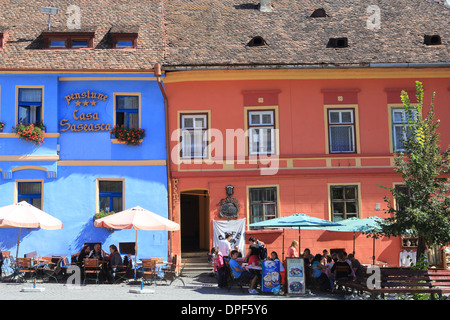 Cafés und Pensionen auf dem Hauptplatz in Sighisoara, die mittelalterliche Festungsstadt, in Siebenbürgen, Rumänien Stockfoto