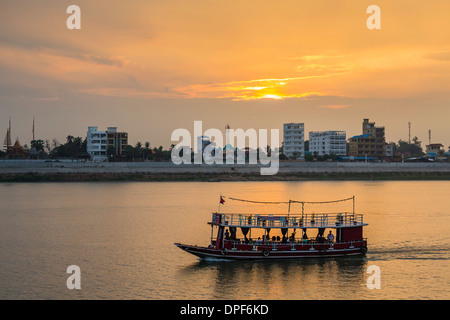 Sonnenuntergang entlang des Mekong-Flusses in der Hauptstadt Phnom Penh, Kambodscha, Indochina, Südostasien, Asien Stockfoto