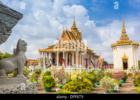 Stupa vor die Silberpagode im königlichen Palast in der Hauptstadt Phnom Penh, Kambodscha, Indochina, Südost-Asien Stockfoto