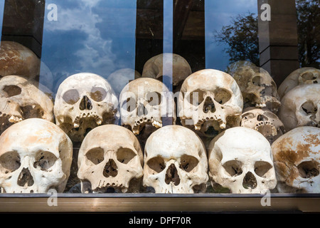Menschliche Schädel auf dem Display in ein Denkmal an die Tötung Felder Choueng Ek, Opfer unter den Roten Khmer, Phnom Penh, Kambodscha Stockfoto