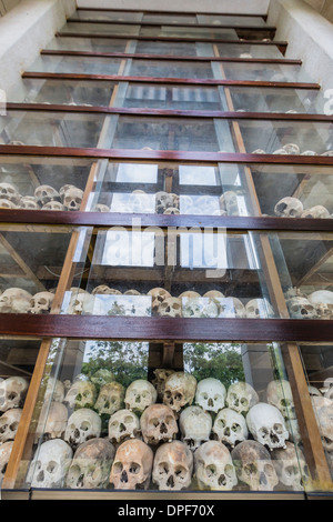 Denkmal, gefüllt mit menschlichen Schädeln bei der Tötung Felder Choueng Ek, Opfer unter den Roten Khmer, Phnom Penh, Kambodscha Stockfoto