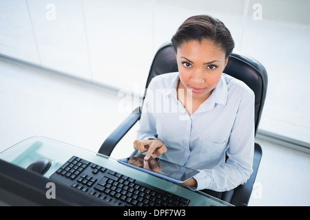 Schwere jungen dunklen Haaren Geschäftsfrau mit einem TabletPC Stockfoto