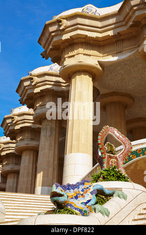 "El Drac" (der Drache) im Parc Güell, von Antoni Gaudi. Barcelona. Katalonien. Spanien Stockfoto