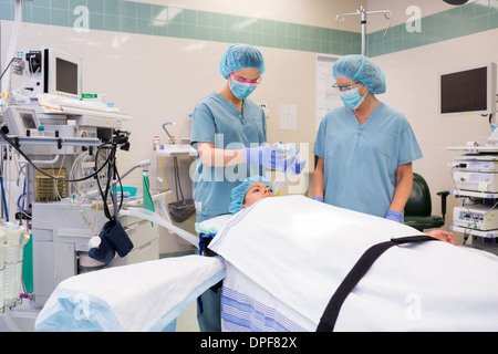 Krankenschwester Anpassung Sauerstoffmaske auf Patienten Stockfoto