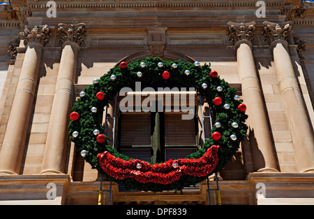 Ballarat, Australien / Weihnachtsschmuck auf dem Display auf der Außenseite des Rathauses. Stockfoto