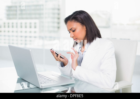 Schwere jungen dunklen Haaren Geschäftsfrau mit dem Handy telefonieren Stockfoto
