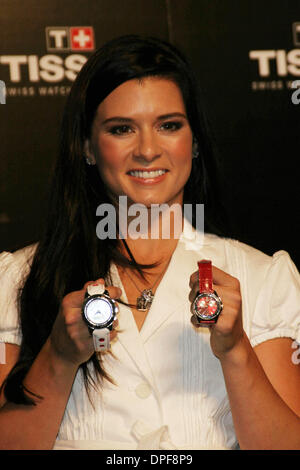 10. Oktober 2006 - Hollywood, Kalifornien, US - K50171EG. DANICA PATRICK WIRD DIE TISSOT PRC 100 DIAMANTEN UHR BEI EINER FASHION SHOW RUN VON SCHWEIZER UHREN MARKE TISSOT UND MARIE CLAIRE MAGAZIN AT DER FASHION MALL IN LAS VEGAS, NV 06.10.2006 ENTHÜLLEN. (Kredit-Bild: © Ed Geller/Globe Photos/ZUMAPRESS.com) Stockfoto