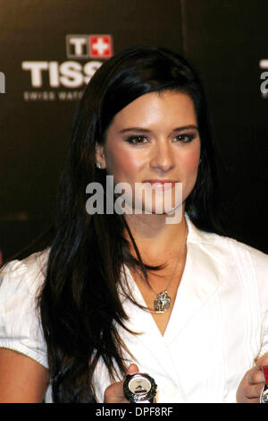 10. Oktober 2006 - Hollywood, Kalifornien, US - K50171EG. DANICA PATRICK WIRD DIE TISSOT PRC 100 DIAMANTEN UHR BEI EINER FASHION SHOW RUN VON SCHWEIZER UHREN MARKE TISSOT UND MARIE CLAIRE MAGAZIN AT DER FASHION MALL IN LAS VEGAS, NV 06.10.2006 ENTHÜLLEN. (Kredit-Bild: © Ed Geller/Globe Photos/ZUMAPRESS.com) Stockfoto