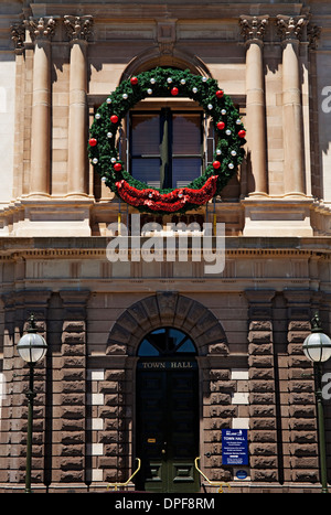 Ballarat, Australien / Weihnachtsschmuck angezeigt auf der Außenseite des Rathauses. Stockfoto