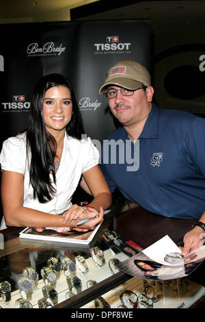 10. Oktober 2006 - Hollywood, Kalifornien, US - K50171EG. DANICA PATRICK WIRD DIE TISSOT PRC 100 DIAMANTEN UHR BEI EINER FASHION SHOW RUN VON SCHWEIZER UHREN MARKE TISSOT UND MARIE CLAIRE MAGAZIN AT DER FASHION MALL IN LAS VEGAS, NV 06.10.2006 ENTHÜLLEN. (Kredit-Bild: © Ed Geller/Globe Photos/ZUMAPRESS.com) Stockfoto