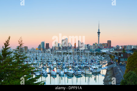 Westhaven Marina und Stadt Skyline bei Sonnenuntergang, Waitemata Harbour, Auckland, Nordinsel, Neuseeland, Pazifische beleuchtet Stockfoto