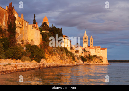 Altstadt von Rab mit vier mittelalterliche Glockentürme bei Sonnenuntergang, Rab Stadt, Insel Rab, Kvarner Region, Dalmatien, Kroatien Stockfoto