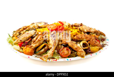 Teller mit Salat Huhn mit Reis und Gemüse isoliert auf weiß gefüllt Stockfoto