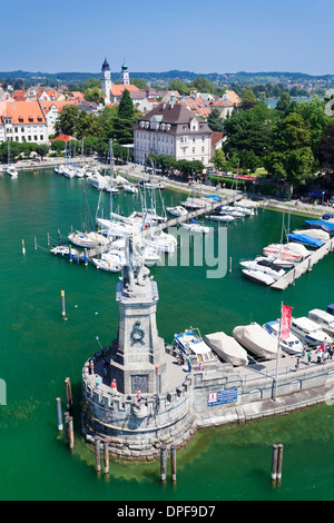 Blick vom Leuchtturm über den Hafen mit der Skulptur des Bayerischen Löwen, Lindau, Bodensee, Bayern, Deutschland Stockfoto