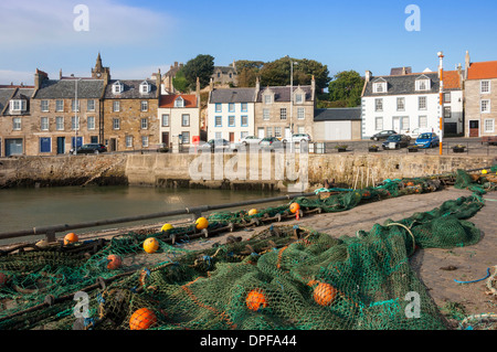 Trocknen der Netze durch den Hafen von Pittenweem, Fife, Schottland, Vereinigtes Königreich, Europa Stockfoto